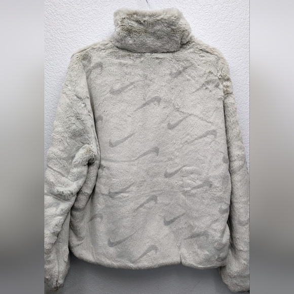 Nike Sportswear Plush Women's Printed Faux Fur Jacket - Picture 3 of 10